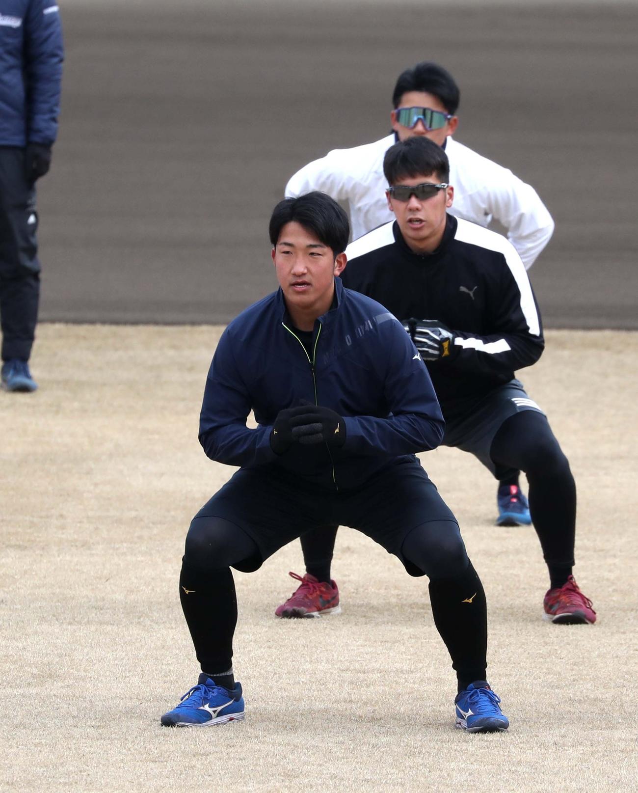 アップする日本ハム有薗（撮影・黒川智章）