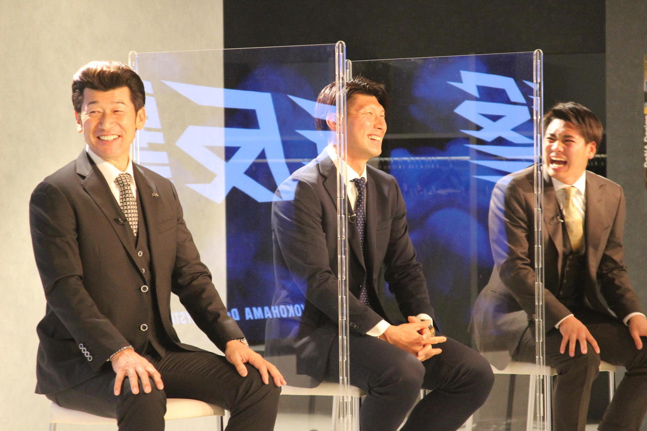 オンライントークショーで笑顔を見せる、左からDeNA三浦監督、大田、森（球団提供）