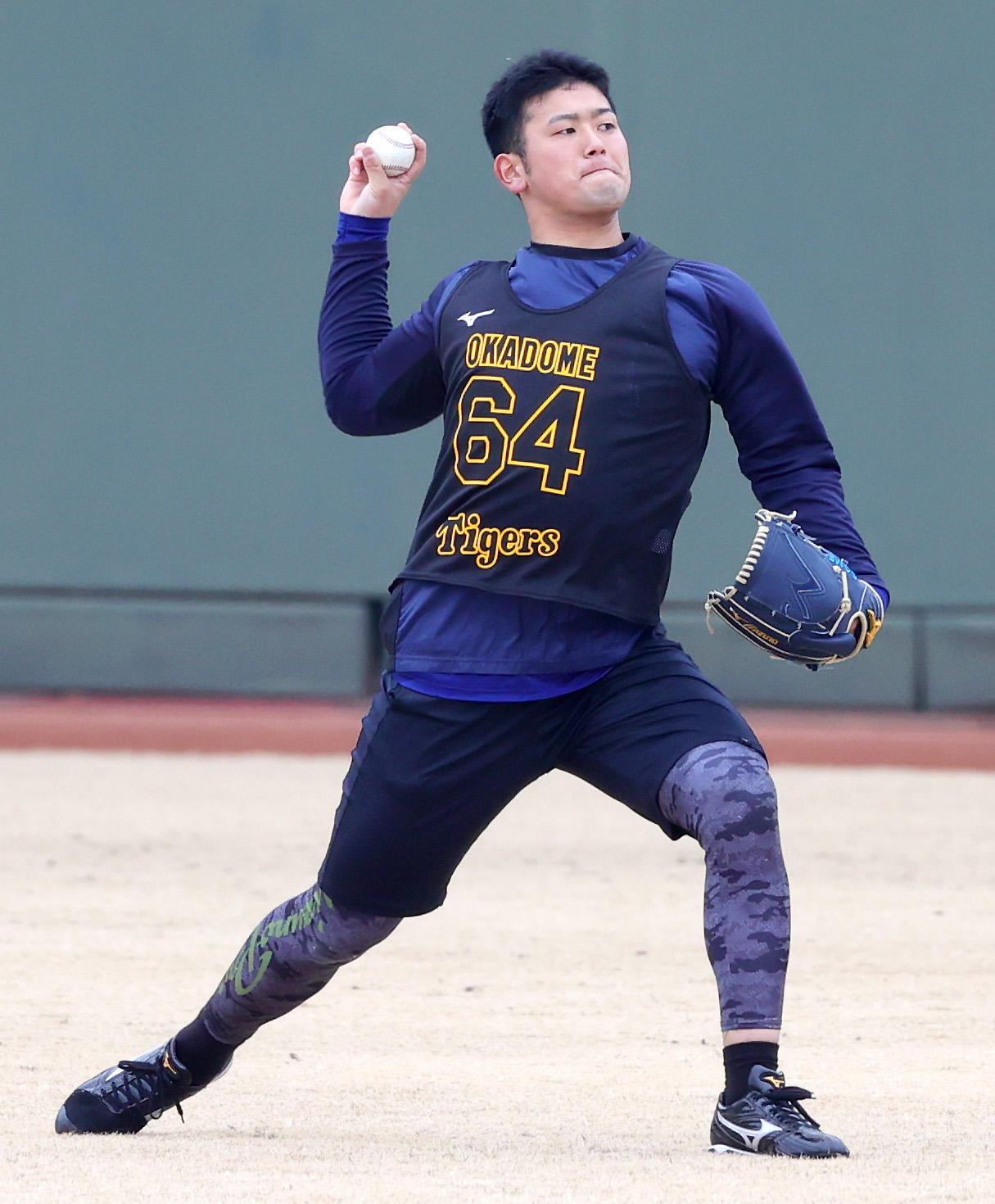 新人合同自主トレでキャッチボールする岡留英貴（撮影・上山淳一）