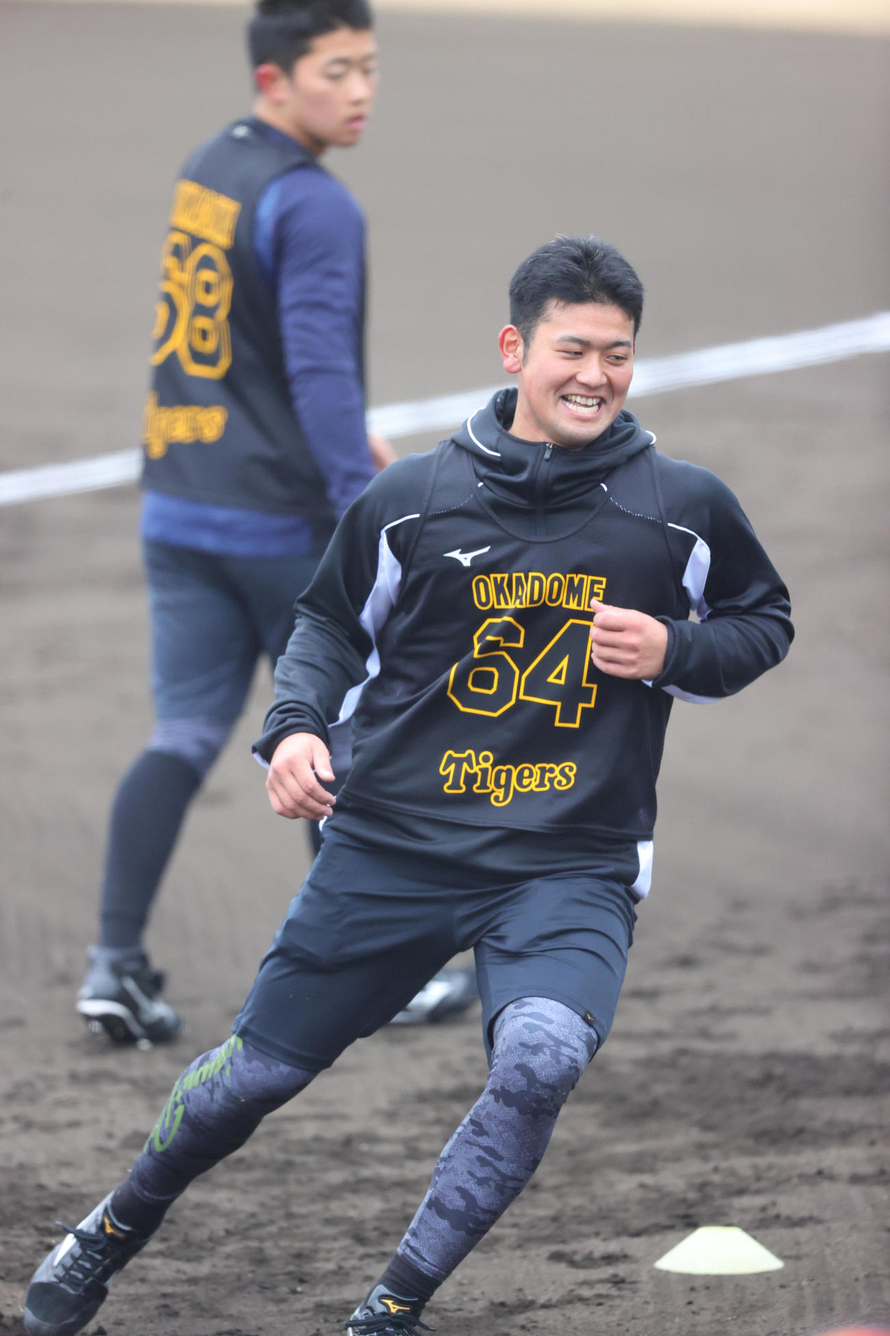 新人合同自主トレに励む岡留英貴。後方は中川勇斗（撮影・上山淳一）
