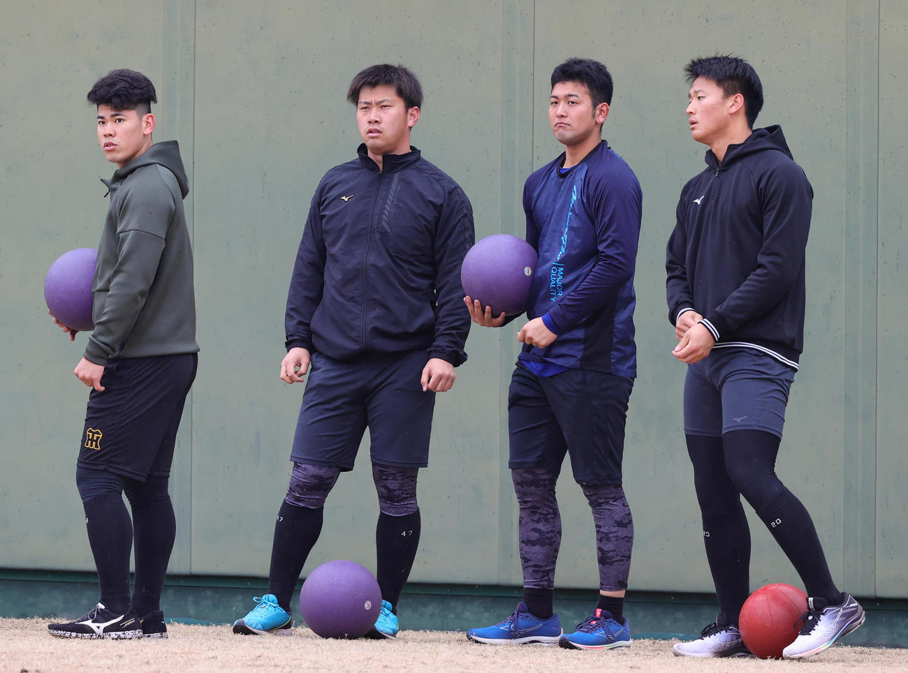 新人合同自主トレに励む（左から）鈴木勇斗、桐敷拓馬、岡留英貴、森木大智（撮影・上山淳一）