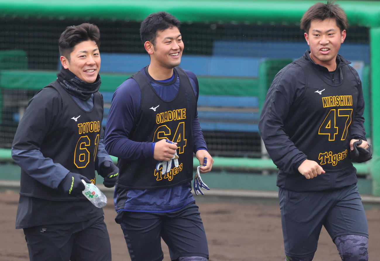 新人合同自主トレで笑顔を見せる（左から）豊田寛、岡留英貴、桐敷拓馬（撮影・上山淳一）