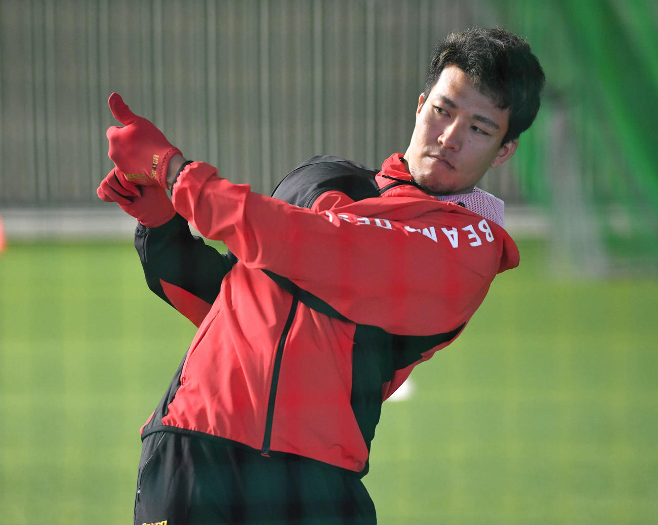 練習開始前に体を動かすソフトバンク千賀（撮影・岩下翔太）