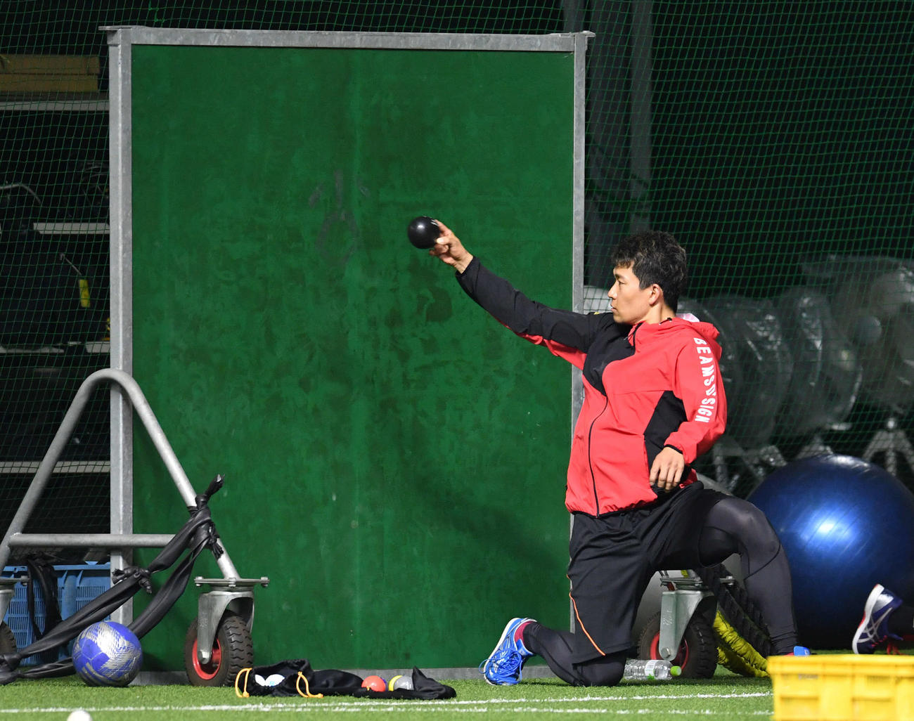 壁に向かってプライオボールを投げる千賀（影・岩下翔太）