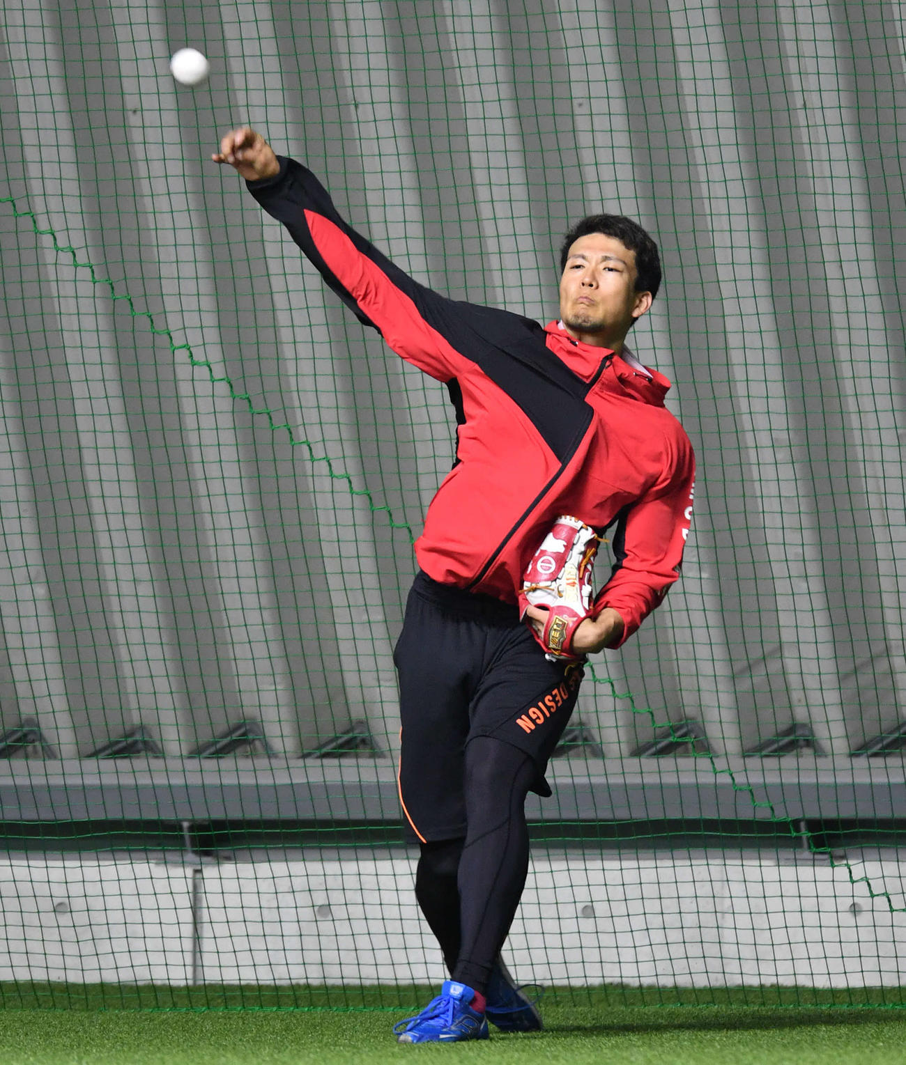 キャッチボールを行う千賀（撮影・岩下翔太）