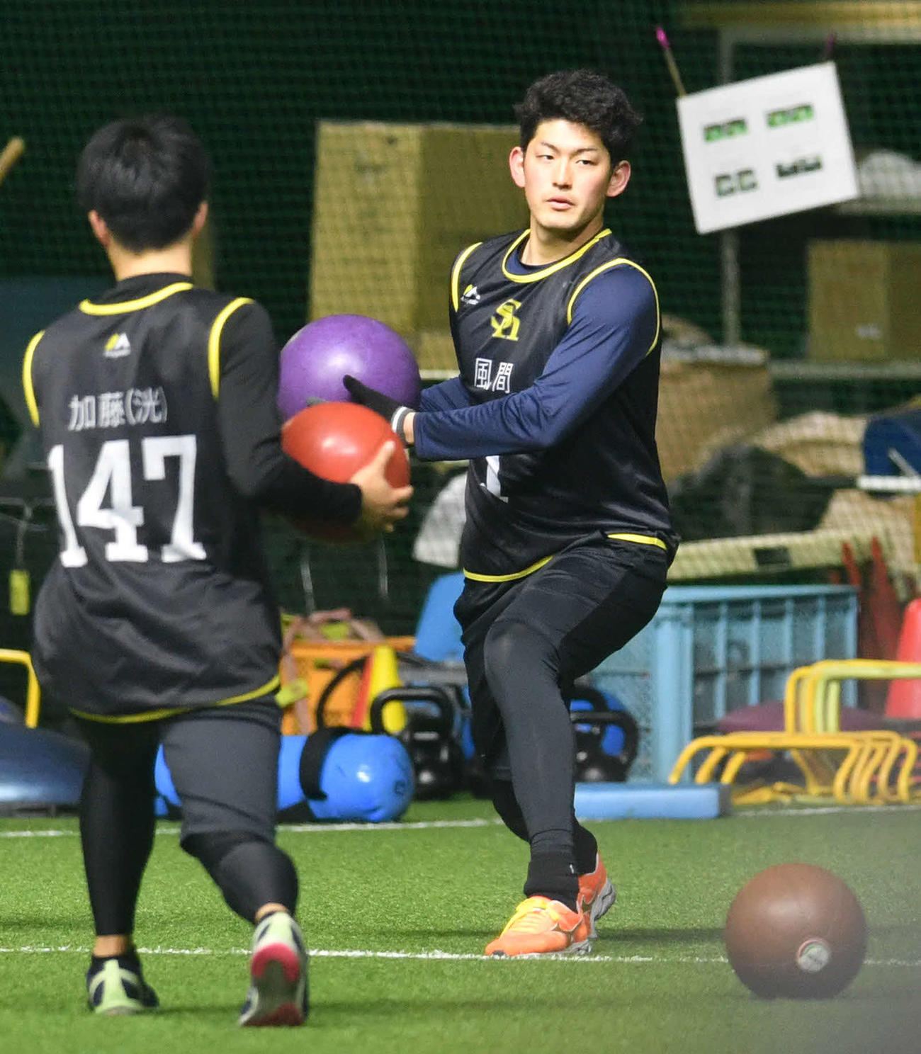 体幹トレーニングを行う風間（撮影・岩下翔太）