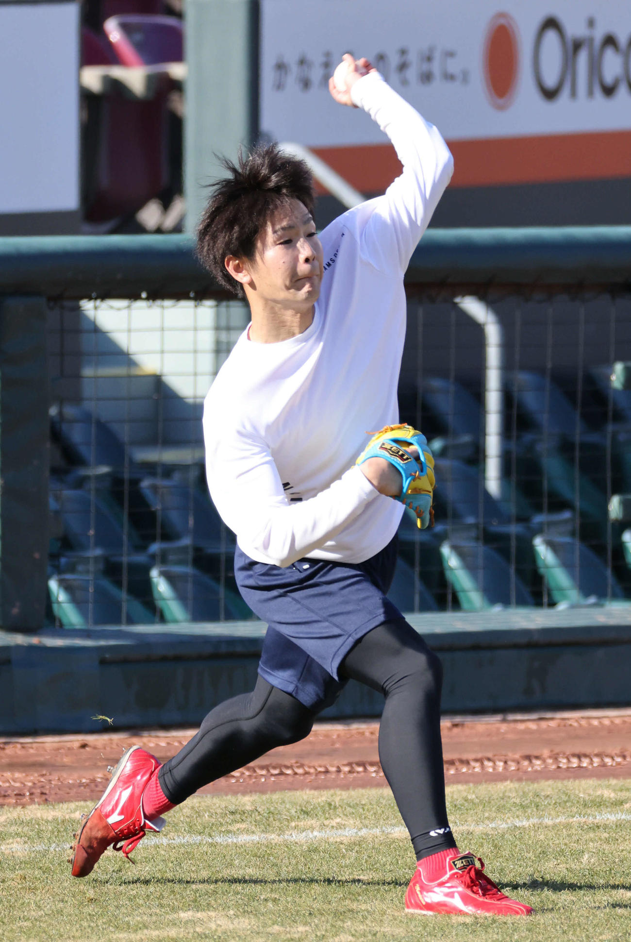 プロ野球広島合同自主トレ　キャッチボールをする森浦大輔（22年1月22日撮影）