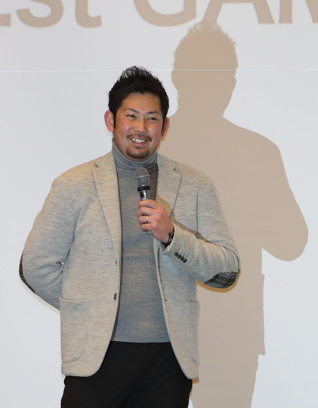 登壇してあいさつする岩田稔（撮影・白石智彦）