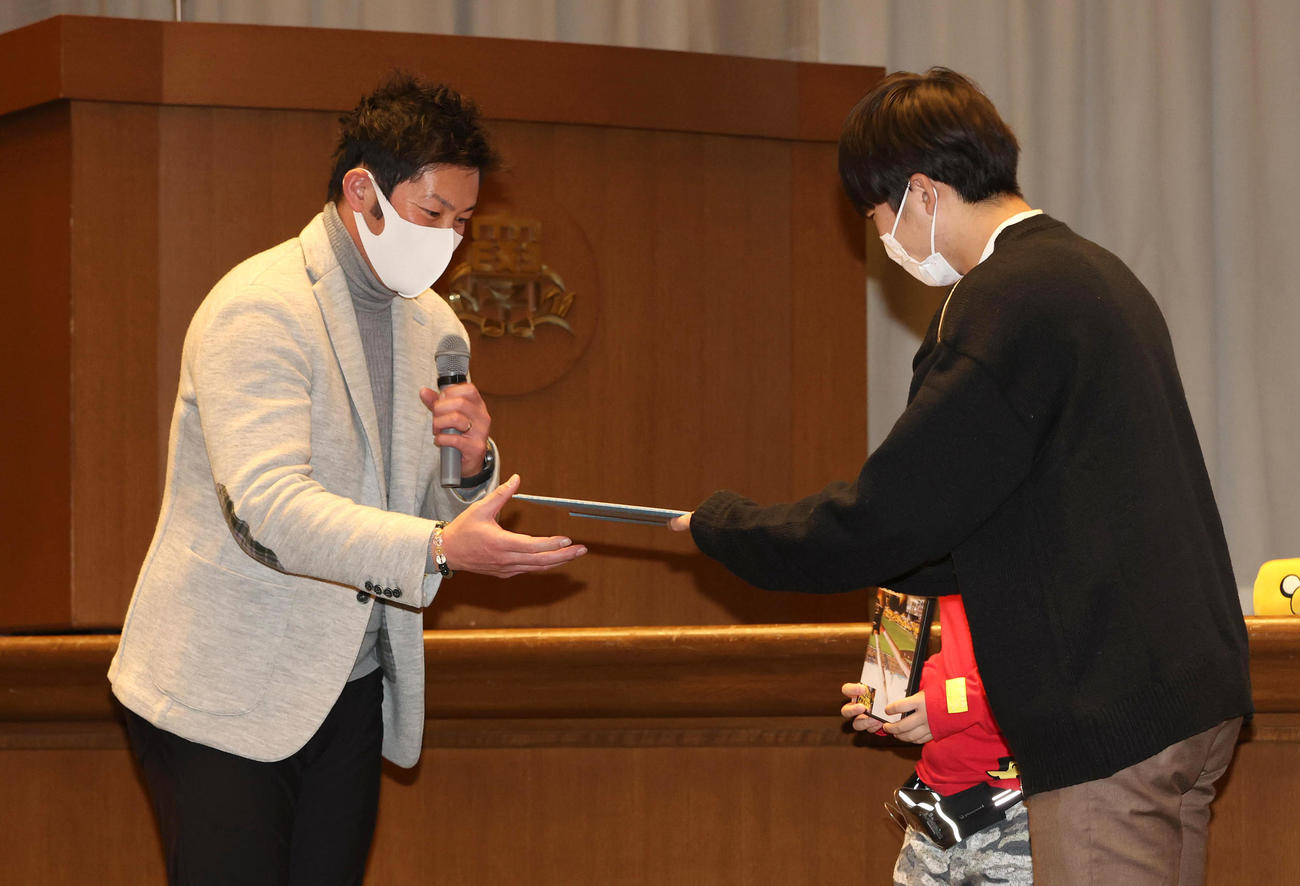 大阪杉の子会から感謝状を送られる岩田稔氏（左）（撮影・白石智彦）