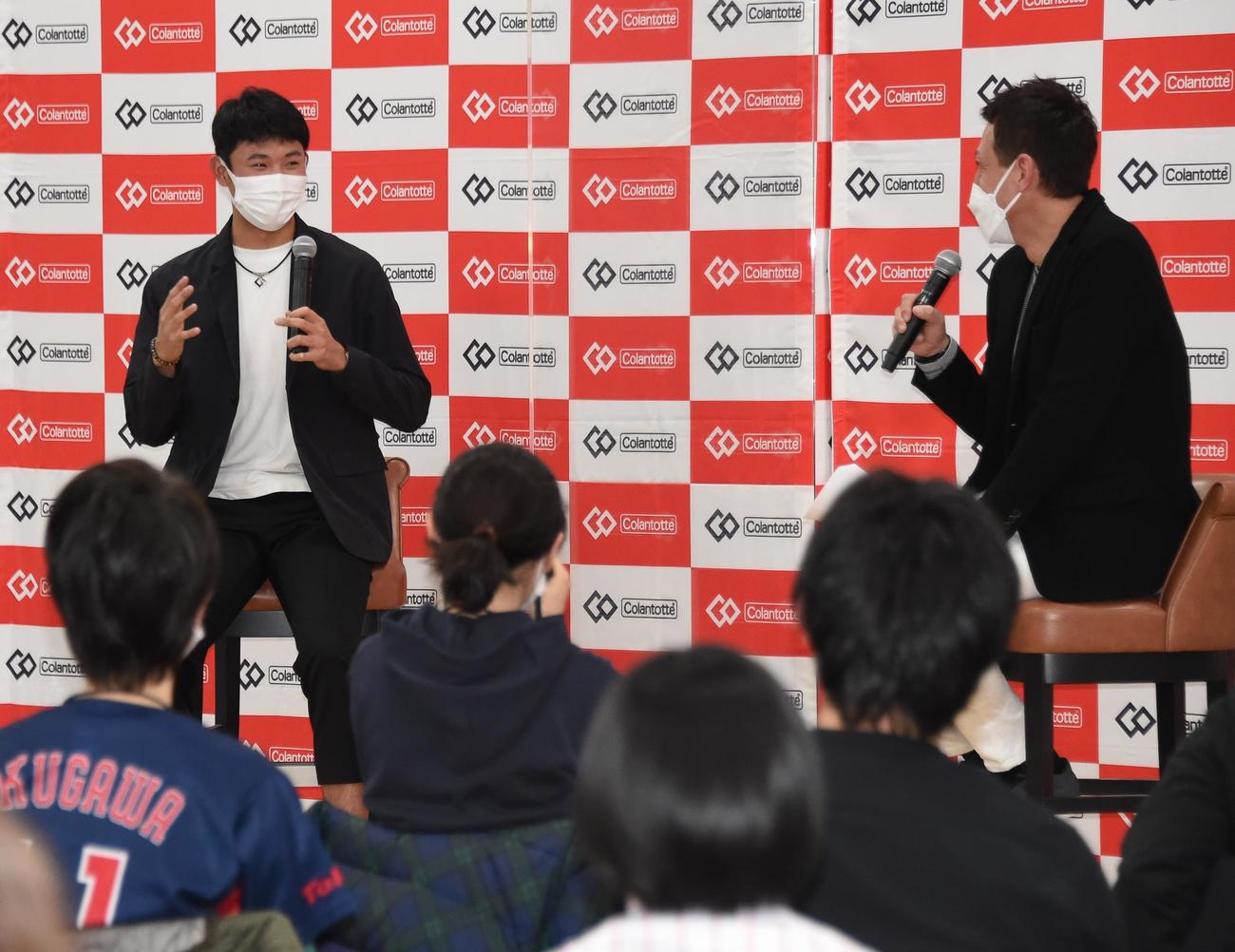トークイベントに出演したヤクルト奥川。右はMCのパトリック・ユウ（撮影・鈴木正章）