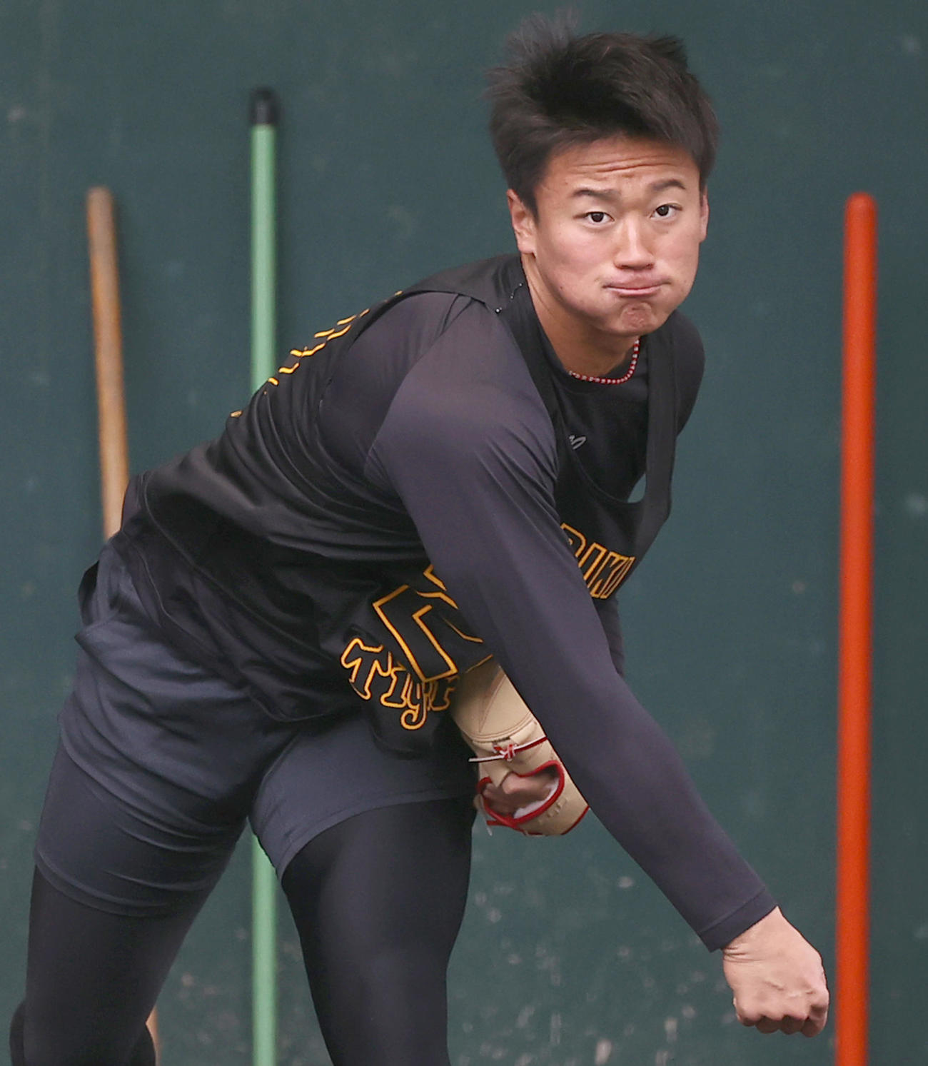 ブルペンで投球する森木大智（球団提供）