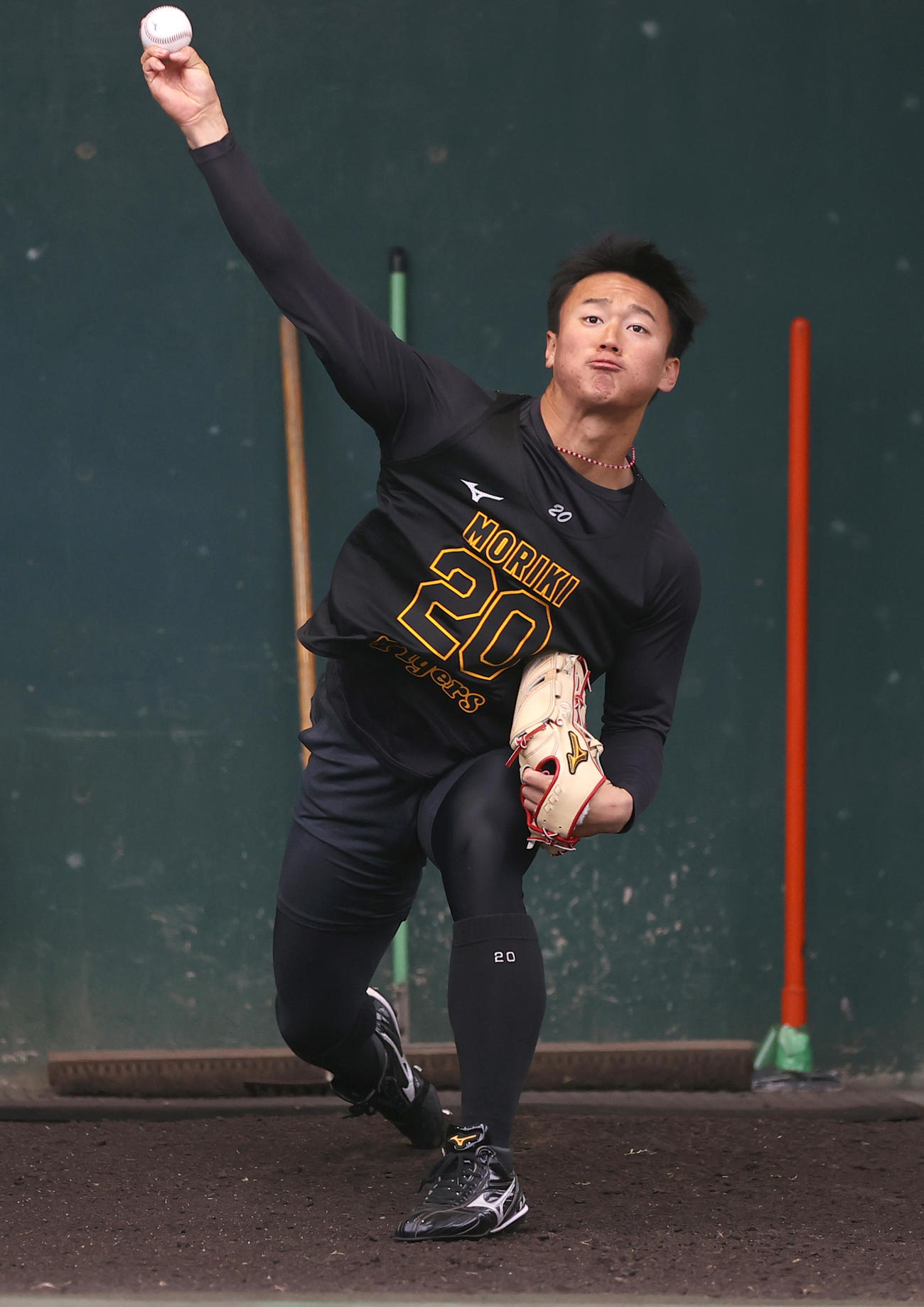 ブルペンで投球する阪神森木大智（球団提供）