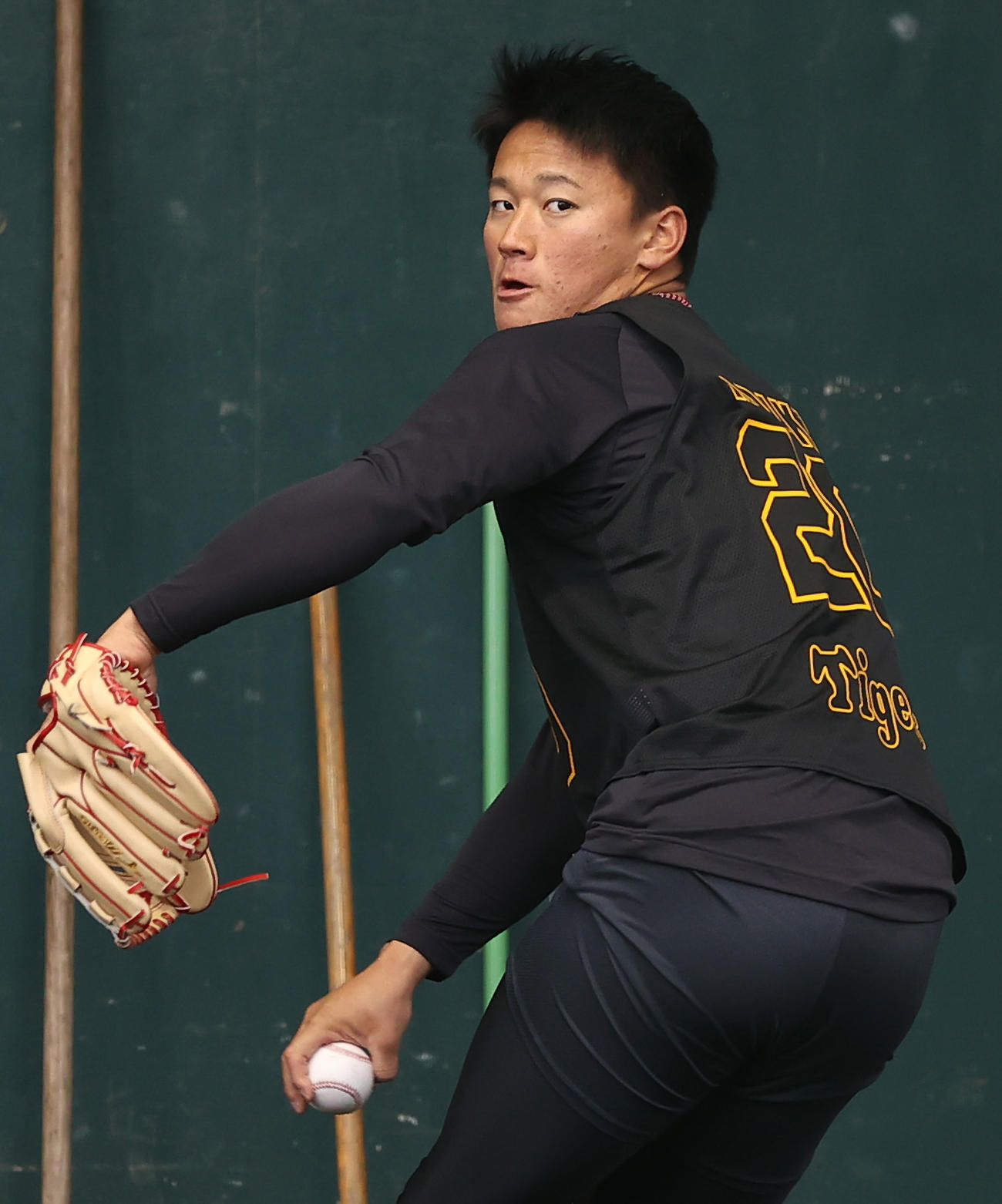ブルペンで投球する森木大智（球団提供）