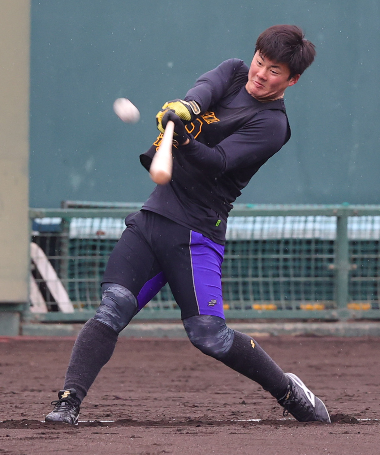 新人合同自主トレでロング打撃する前川右京（撮影・上山淳一）