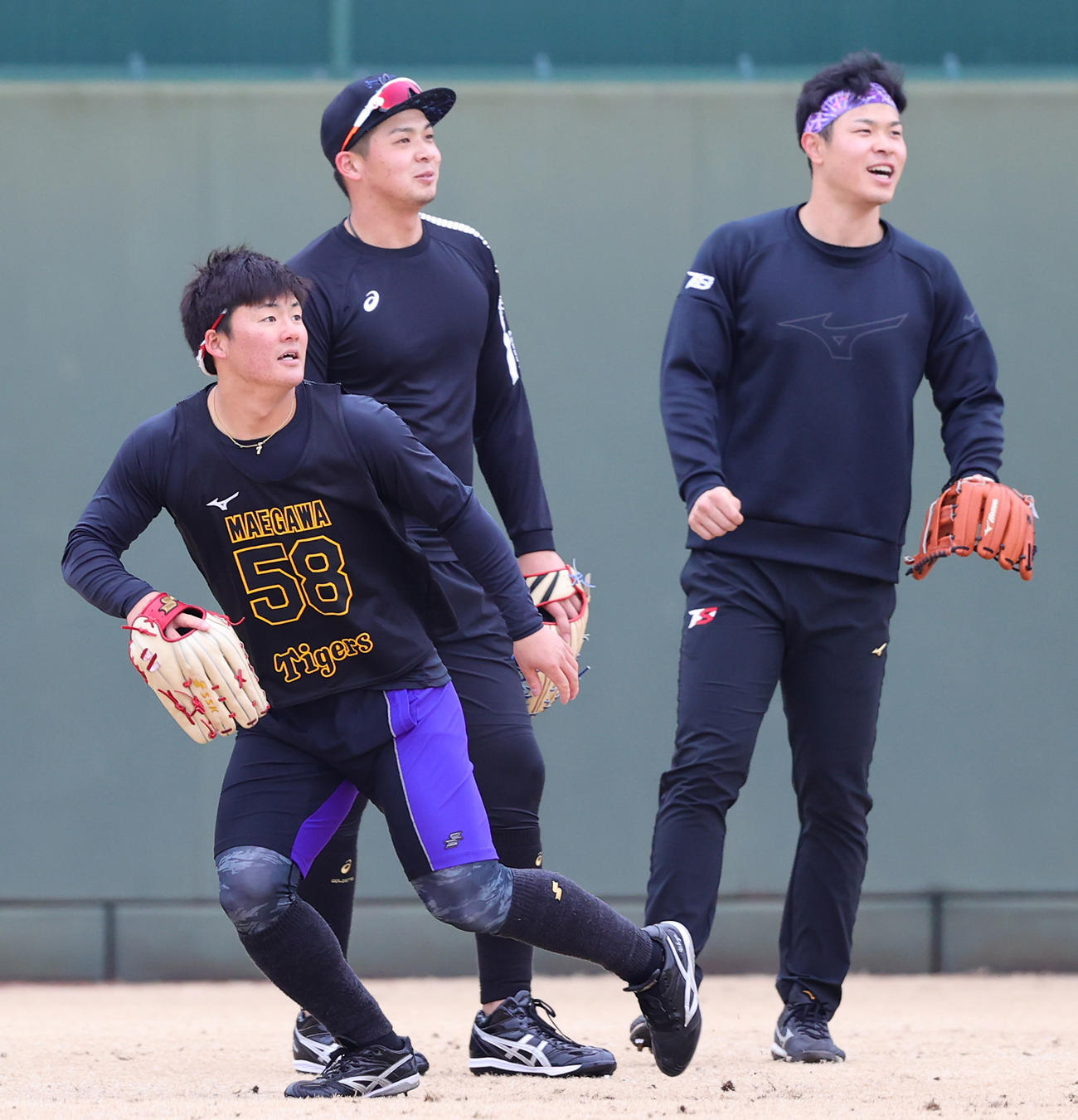 前川右京（手前）は井上広大（左）と佐藤輝明らと外野ノックを受ける（撮影・上山淳一）