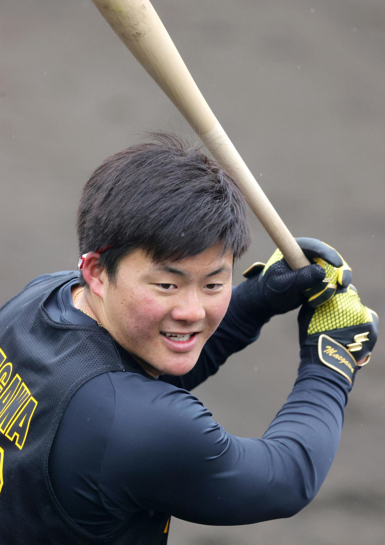 新人合同自主トレでトス打撃する前川右京（撮影・上山淳一）