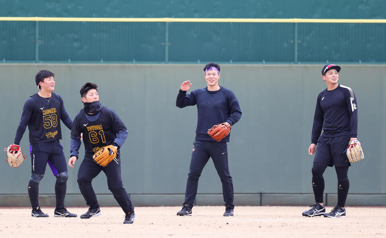 自主トレで外野ノックを受ける（左から前川右京、豊田寛、佐藤輝明、井上広大（撮影・上山淳一）