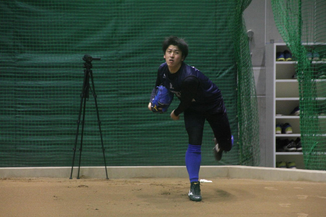 新人合同自主トレで3度目のブルペンに入った西武のドラフト1位、隅田（代表撮影）
