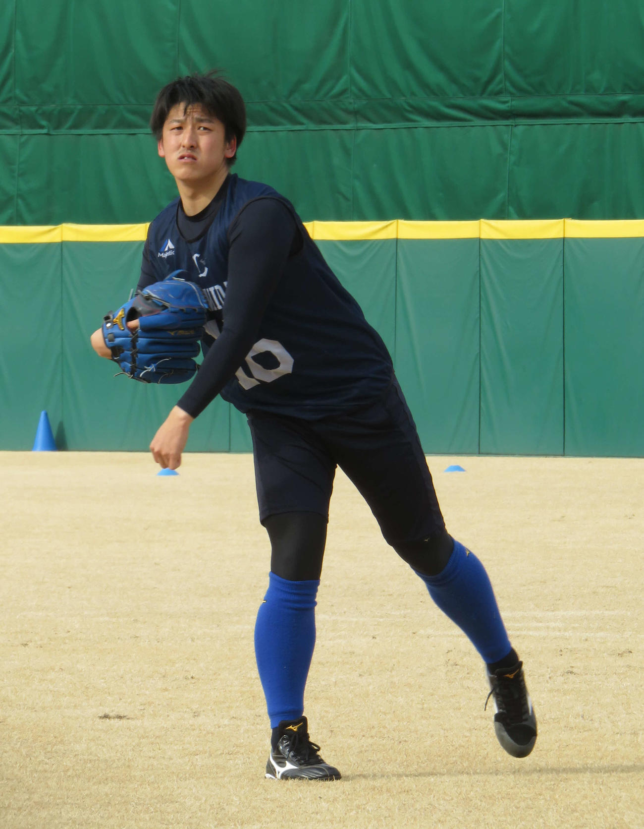 キャッチボールする西武のドラフト1位、隅田