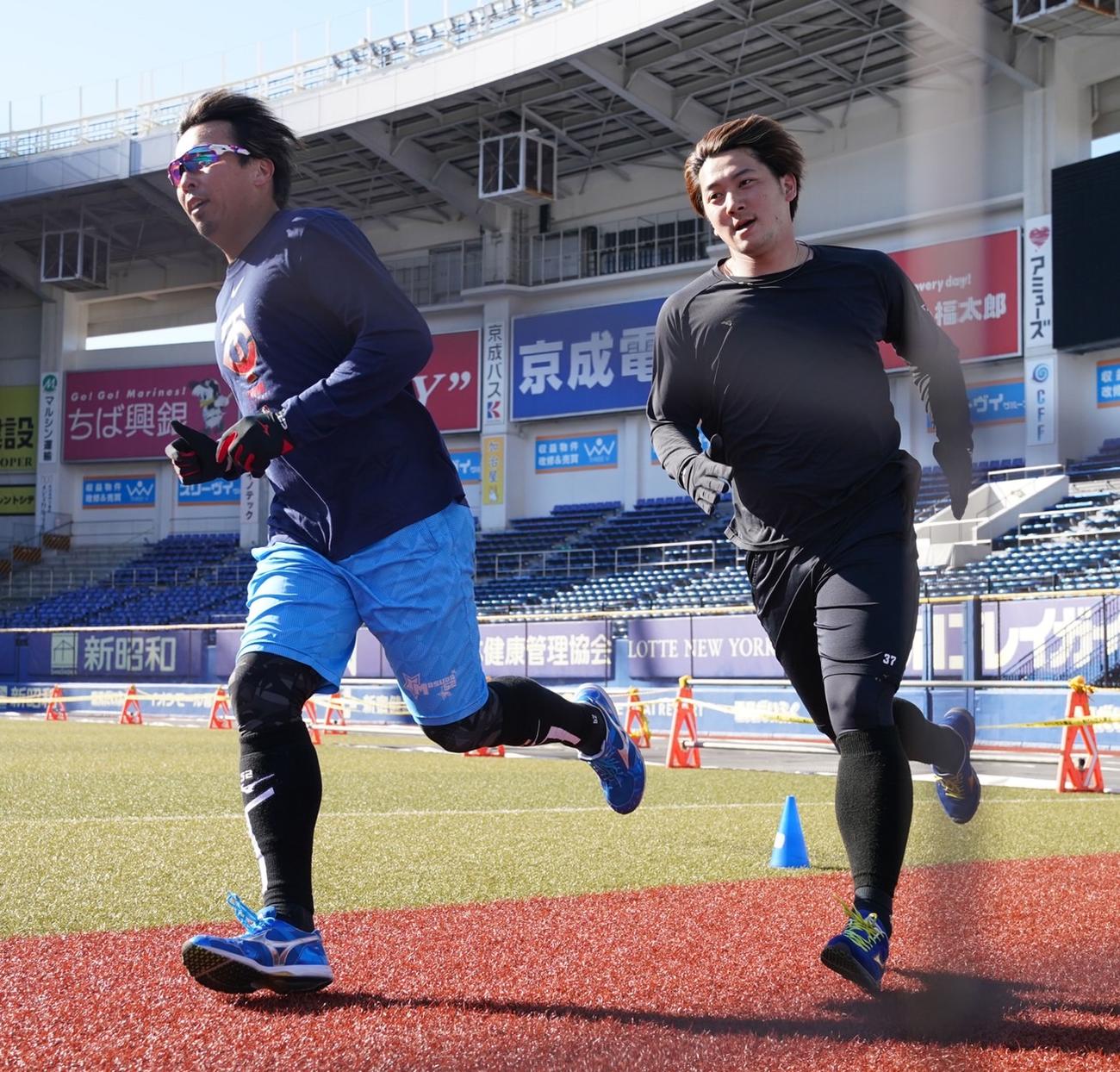ロッテ小野郁（右）は益田と並走する