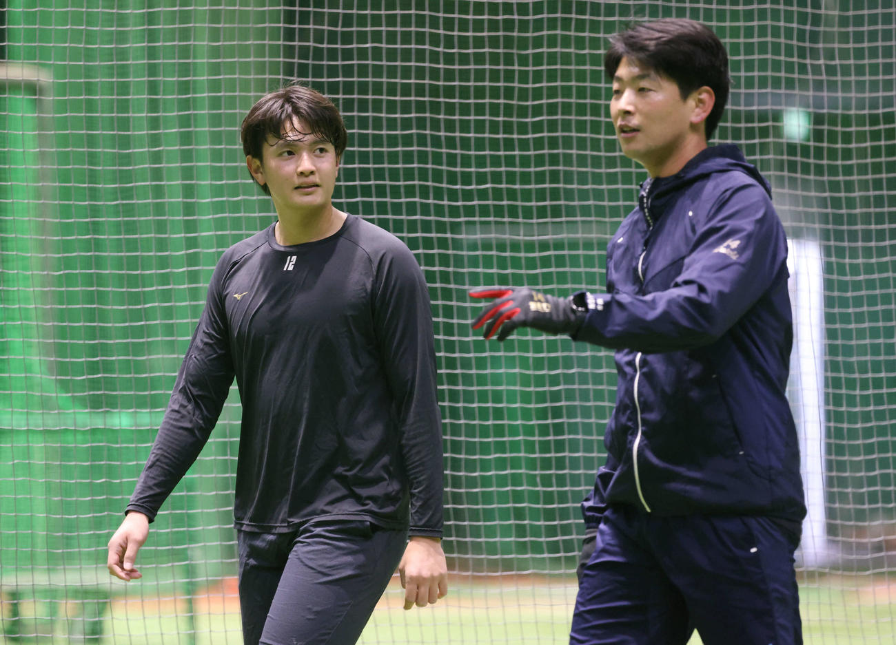 合同自主トレで大瀬良と話す広島大道（左）（撮影・加藤孝規）