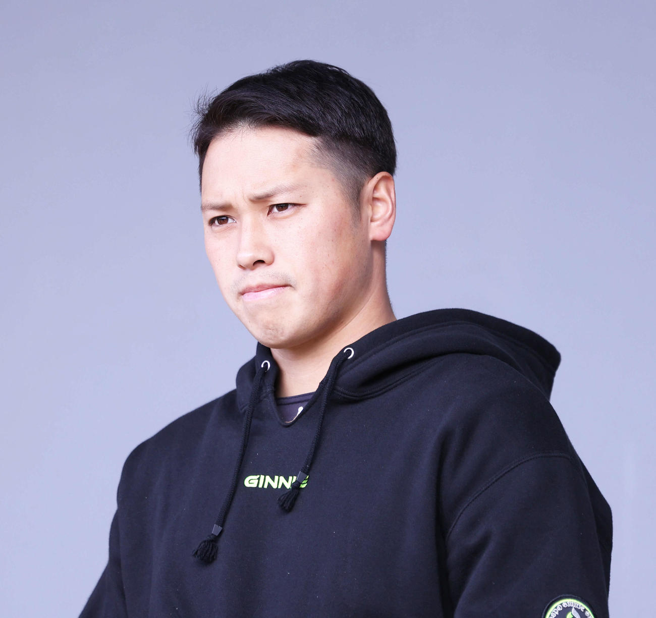 記者の質問に答える巨人北村（撮影・河田真司）