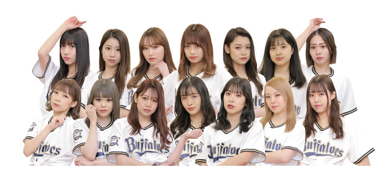 BsGirlsの2022メンバーが決定する、前列左からMIYU、NATSU、★IRI（Vo．）、KAZANE（Vo．）、NUI（Vo．）、INA（Vo．）、REINA、後列左からMIKU、★HIYORI、★KOTONE、SENA、MAHO、★YUKARI、YUI、★は新加入、Vo．はボーカル（球団提供）