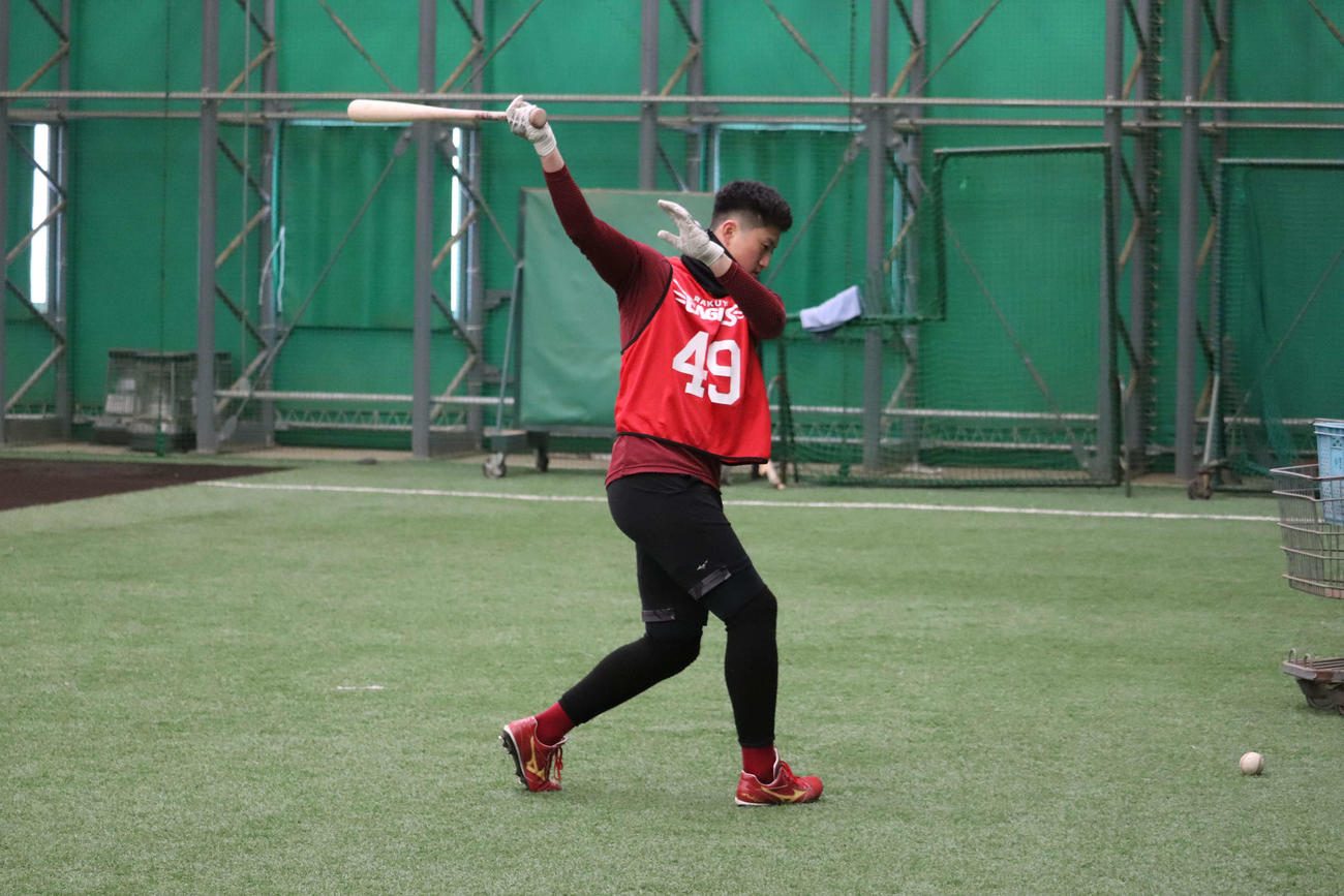 新人合同自主トレでティー打撃をする楽天ドラフト6位西垣