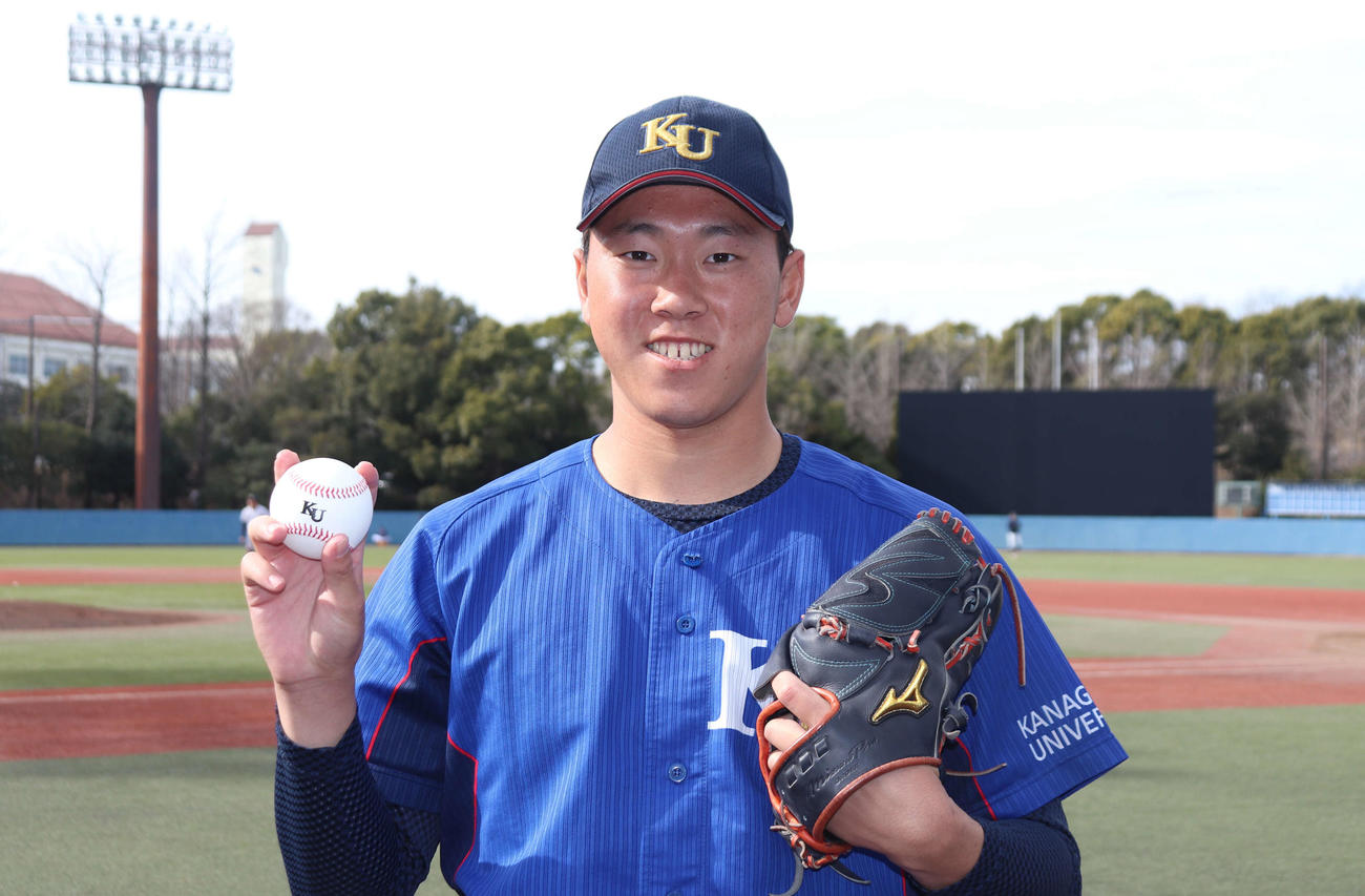 笑顔で写真撮影に応じた神奈川大・神野竜速投手（撮影・阿部泰斉）