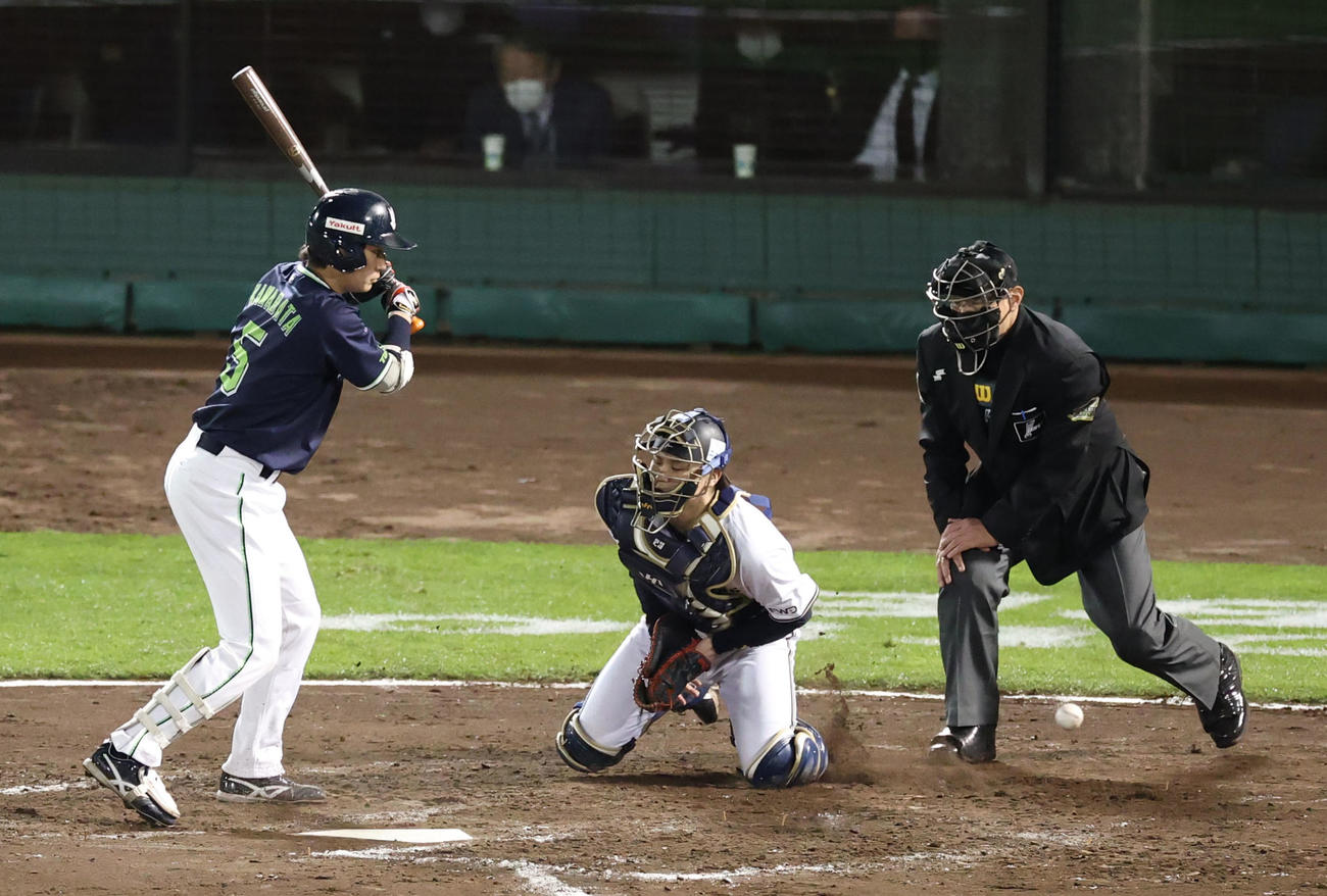 2021年11月27日、オリックス対ヤクルト　12回表ヤクルト2死一塁、吉田凌の投球を捕逸する伏見