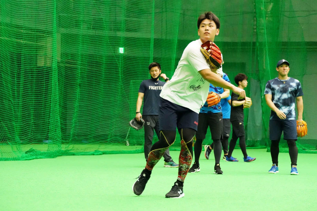 守備練習に励む日本ハム野村（球団提供）