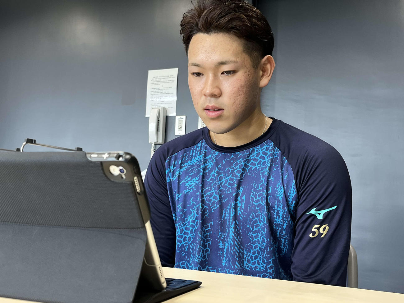 オンライン取材に応じる日本ハム根本（球団提供）