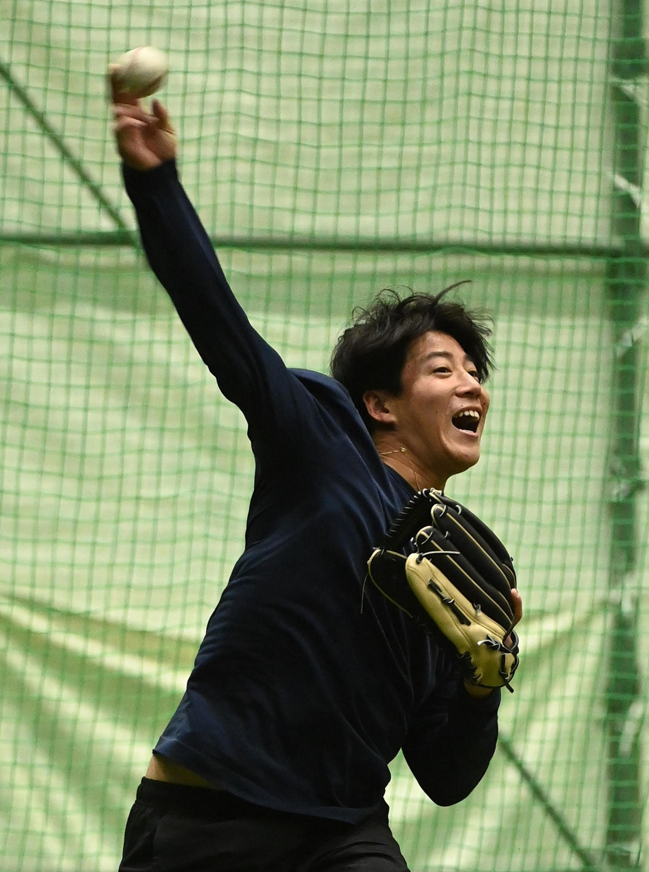 笑顔でノックを受ける来田（撮影・前岡正明）