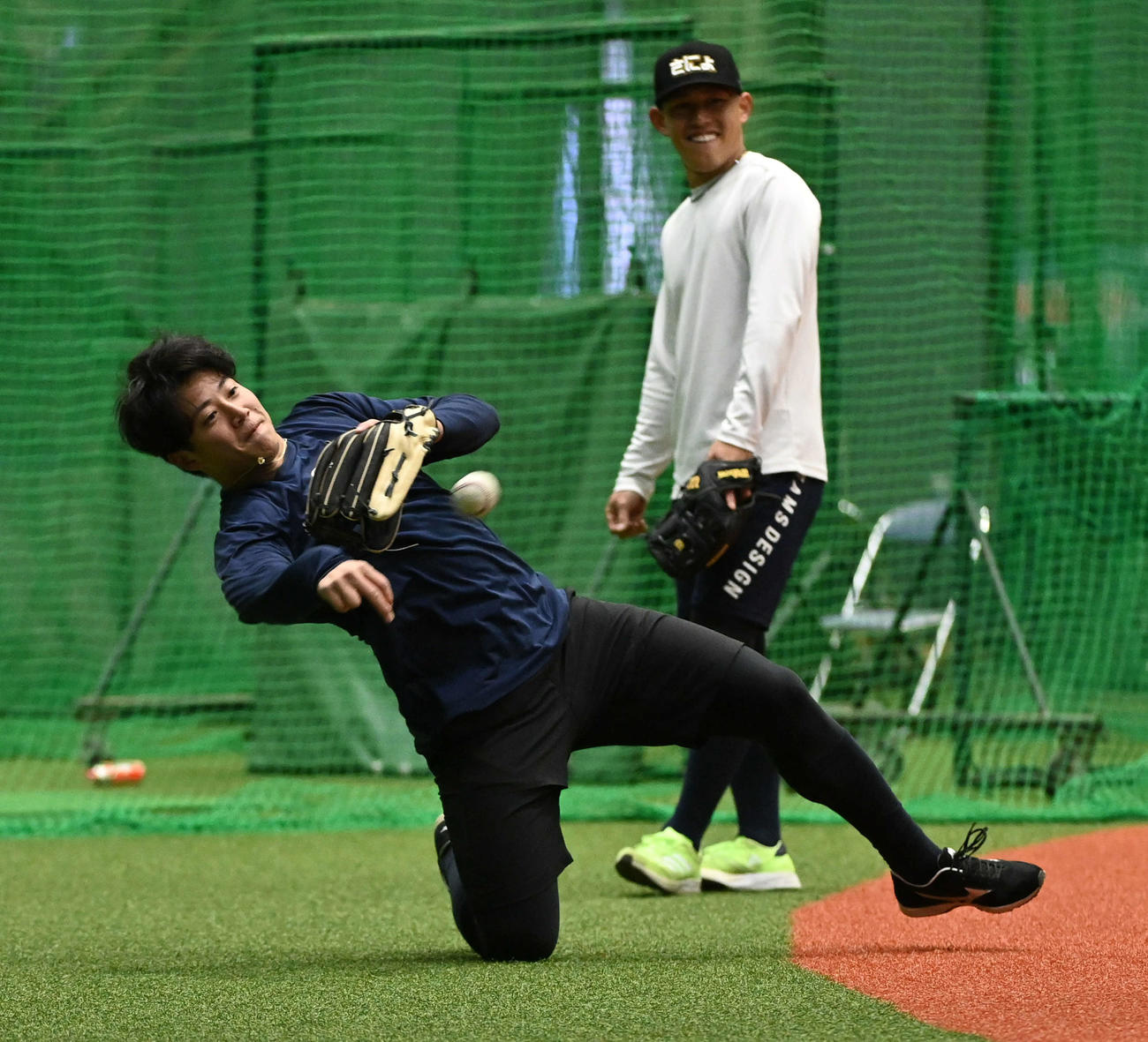 笑顔でノックを受けるオリックス来田（手前）（撮影・前岡正明）