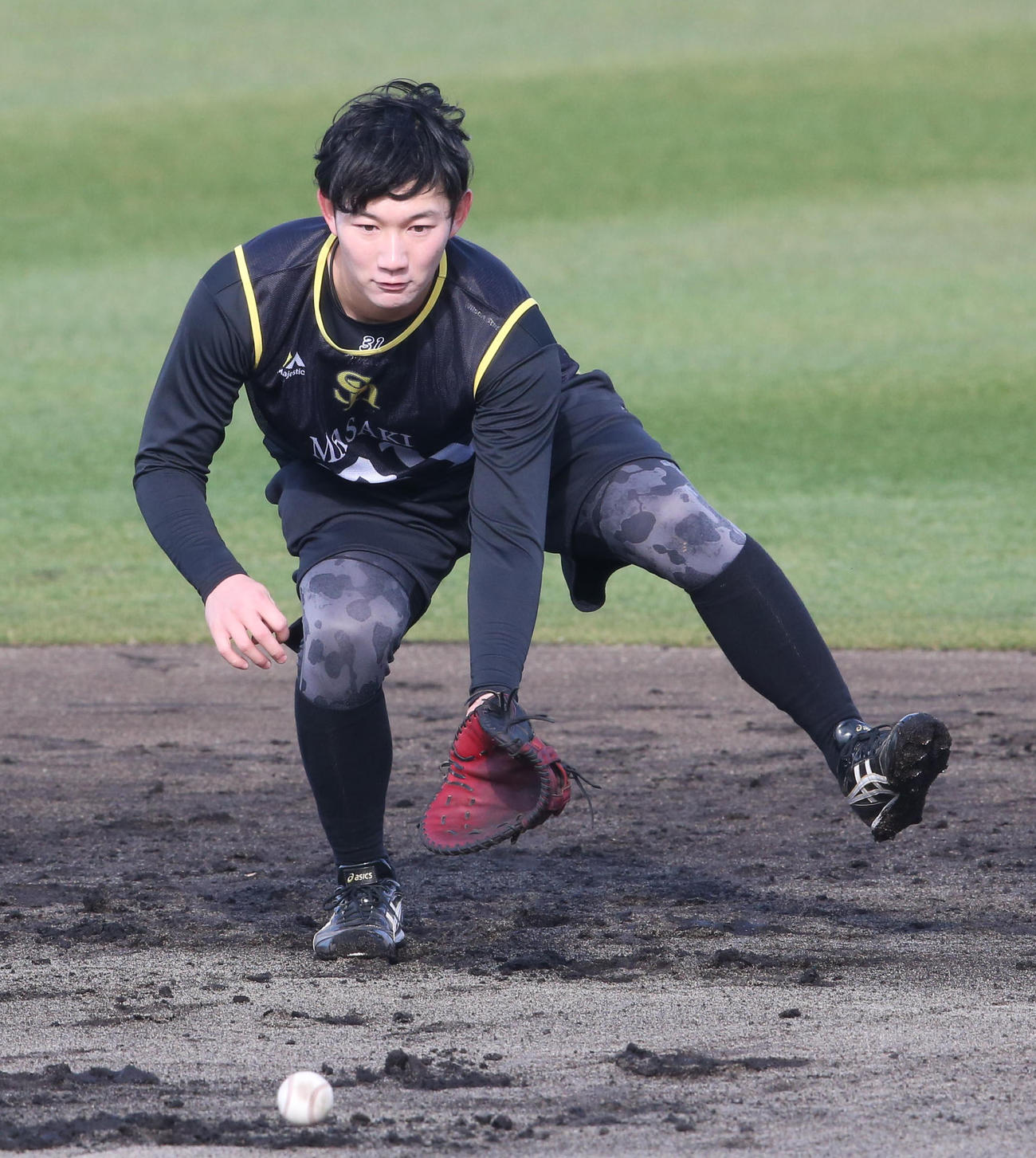 ノックで軽快な動きを見せるソフトバンク正木智也（撮影・梅根麻紀）