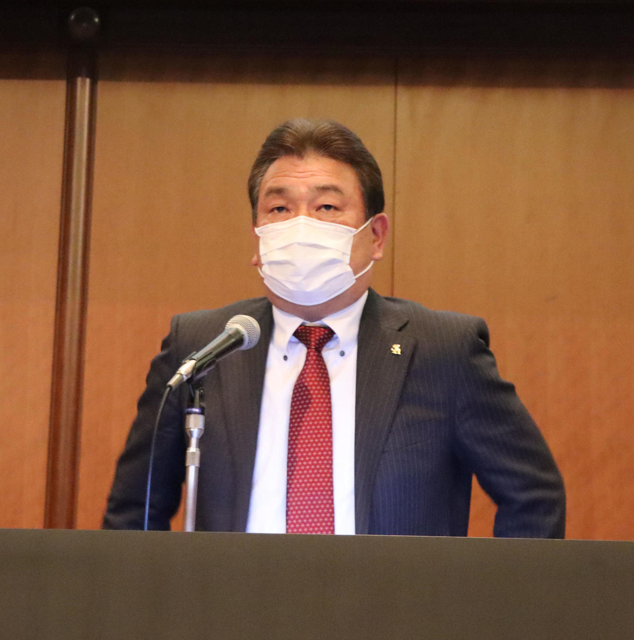 監督・コーチ会議で話をする藤本博史監督（球団提供）