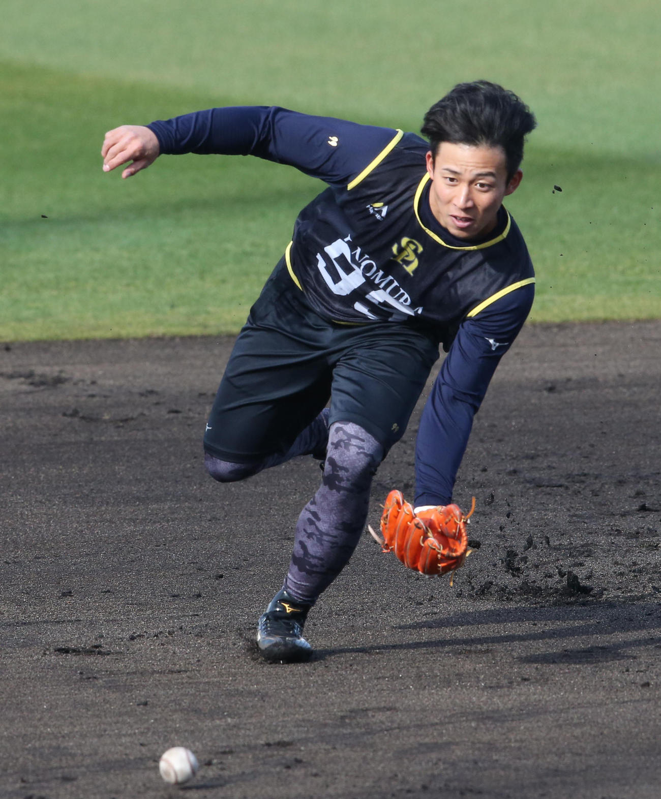 ノックで軽快な動きを見せる野村勇（撮影・梅根麻紀）