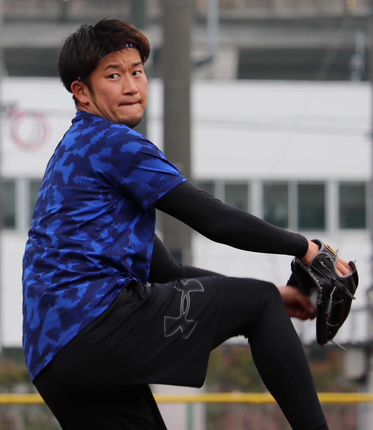 2022年1月16日、福岡県内のグラウンドで自主トレに励む阪神岩貞（球団提供）