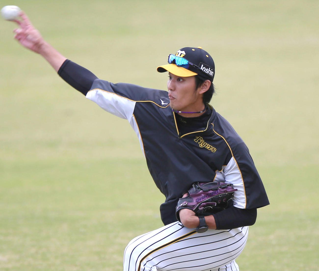 ブルペンで投球を終えた藤浪はグラウンドで投球を確かめる（撮影・上山淳一）
