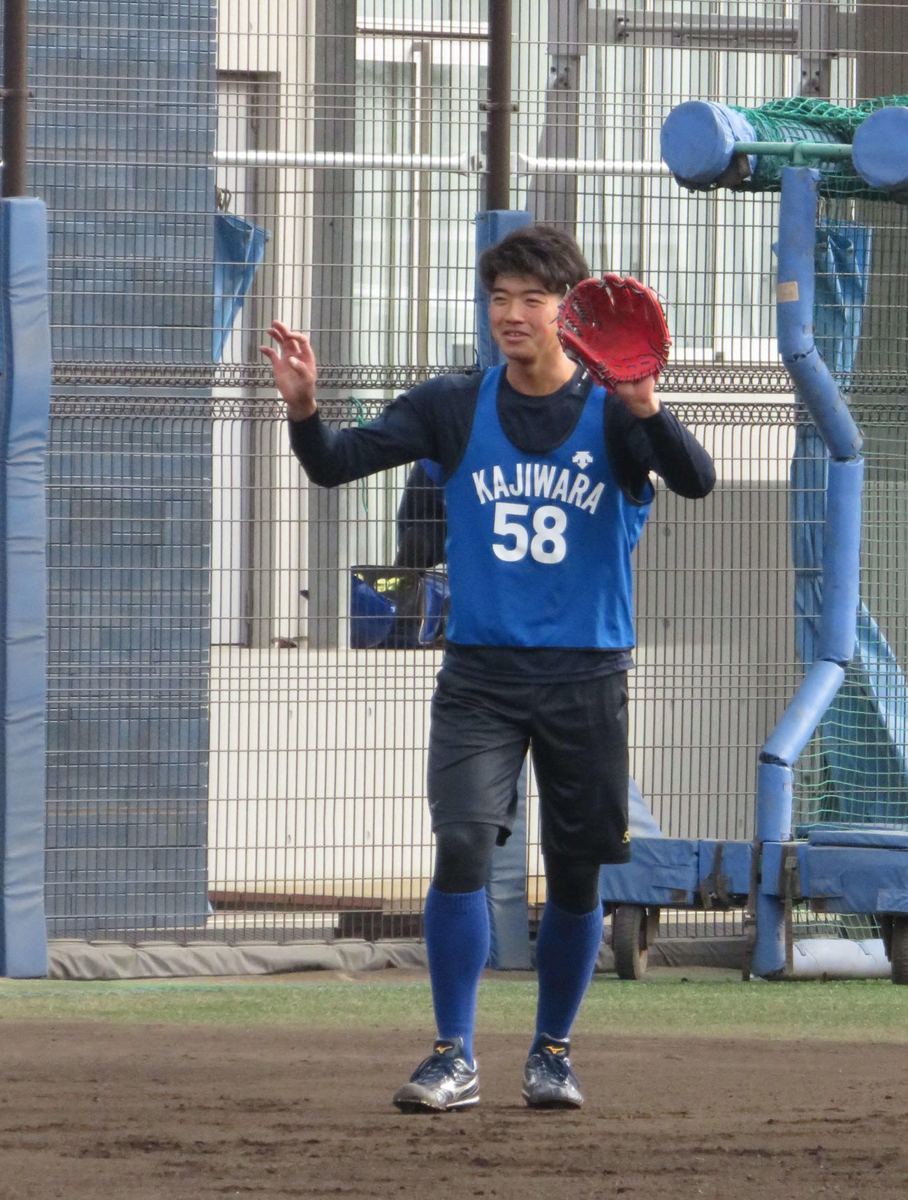 守備練習をするDeNA梶原