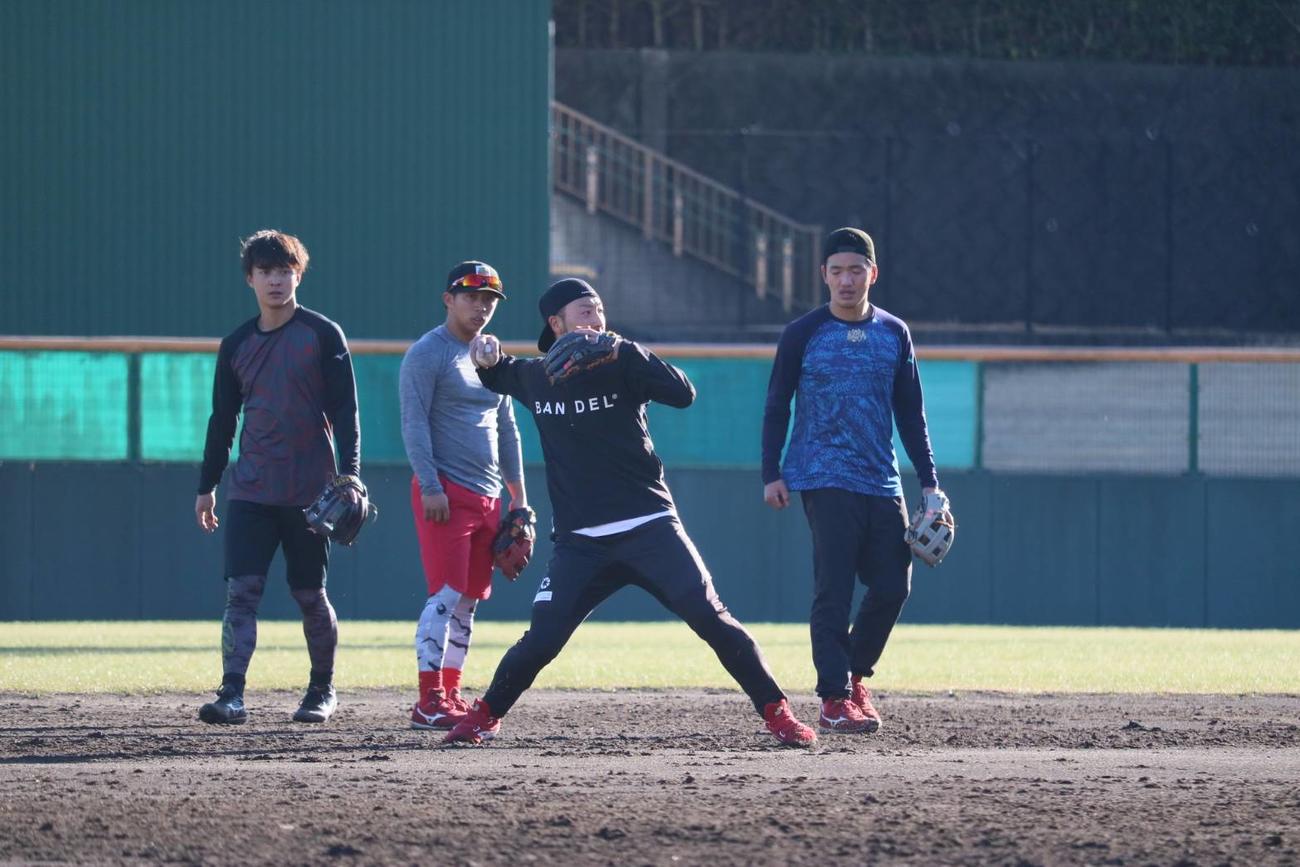広島菊池の守備を見つめる阪神熊谷敬宥（2022年1月22日撮影）