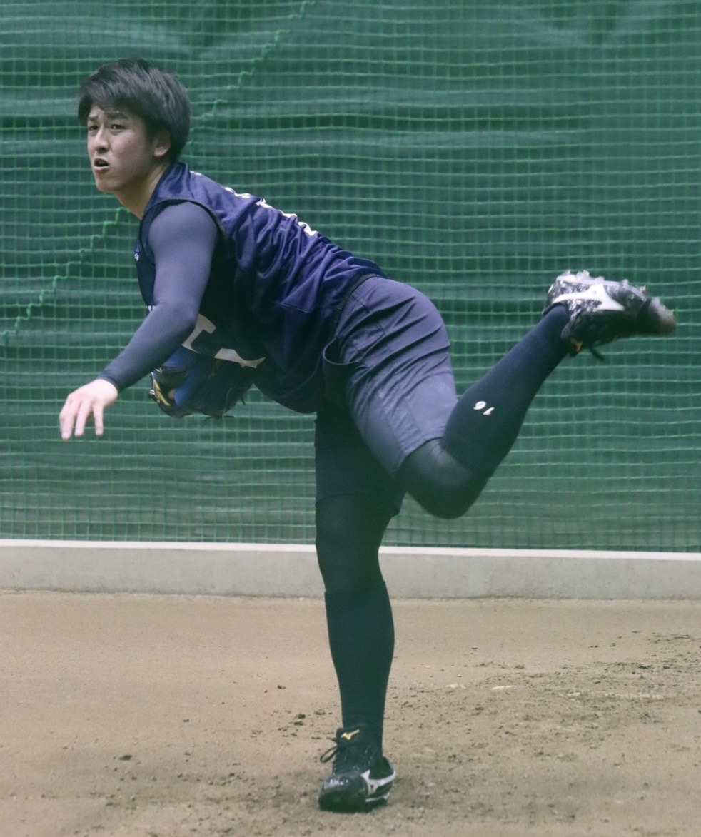 新人合同自主トレで2度目のブルペン入りをした西武隅田（1月19日＝代表撮影）