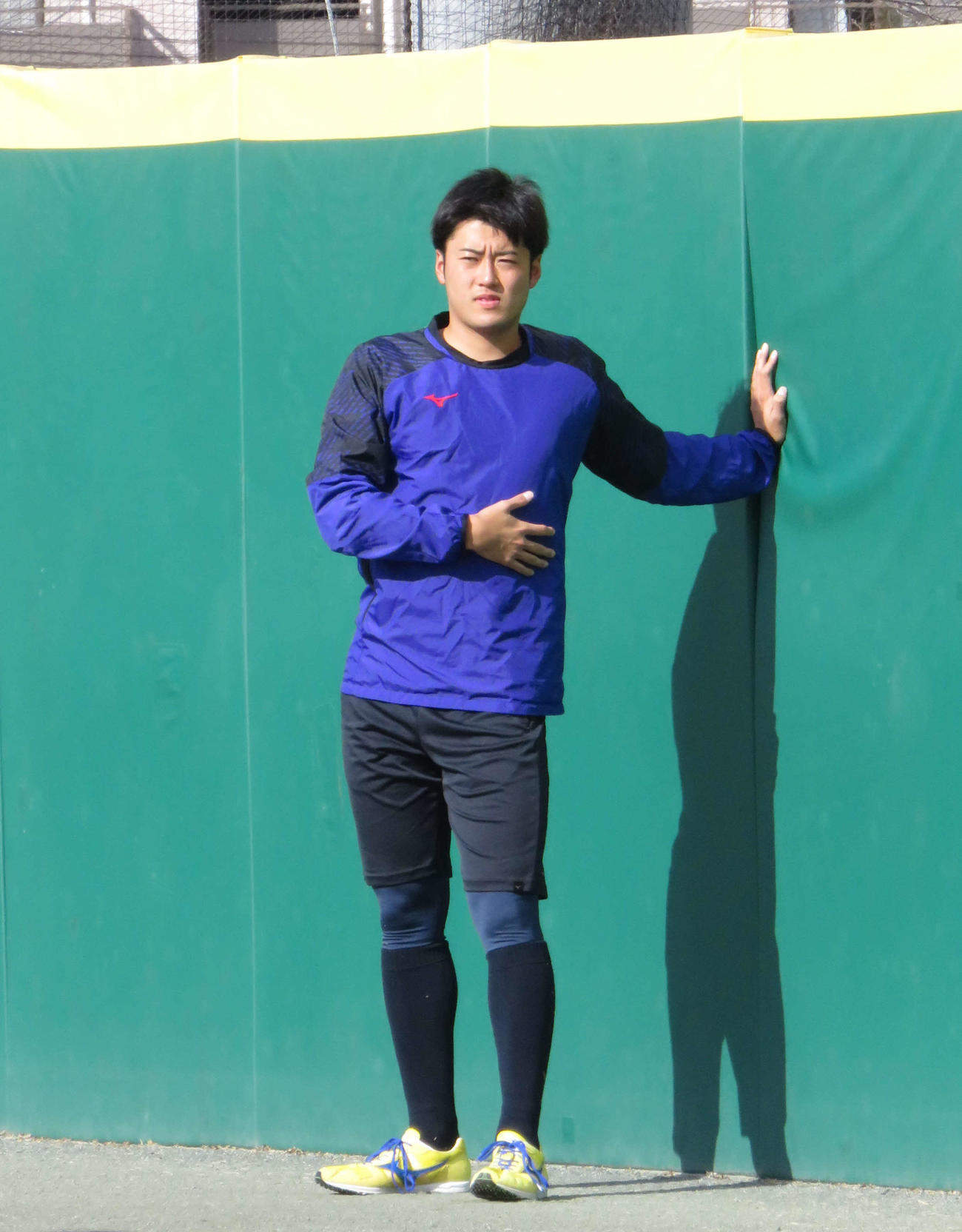 肩関節のストレッチをする西武佐藤