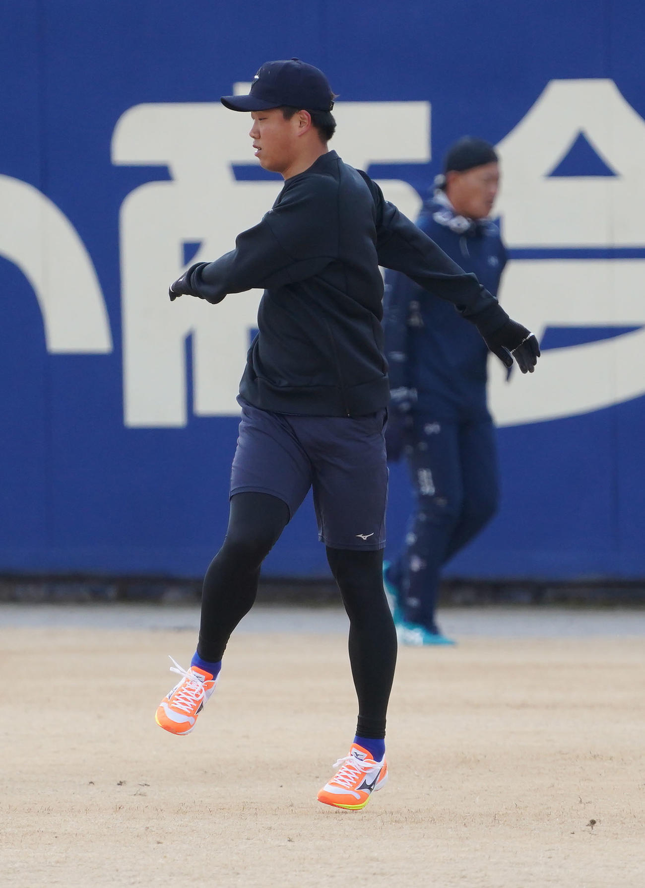 体をほぐす柳（左）（撮影・森本幸一）