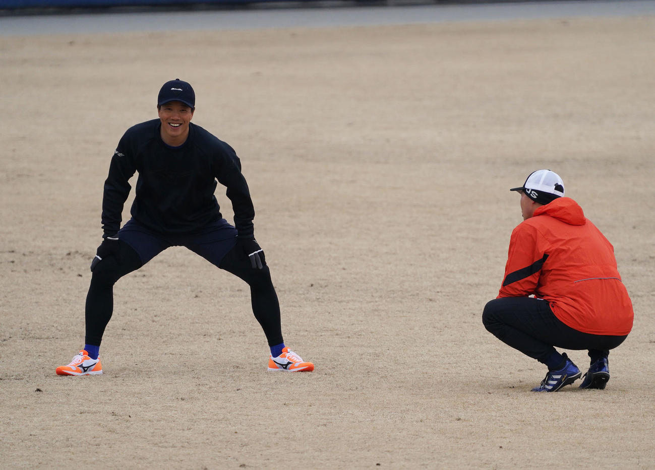 高橋周（右）と言葉を交わす柳（撮影・森本幸一）