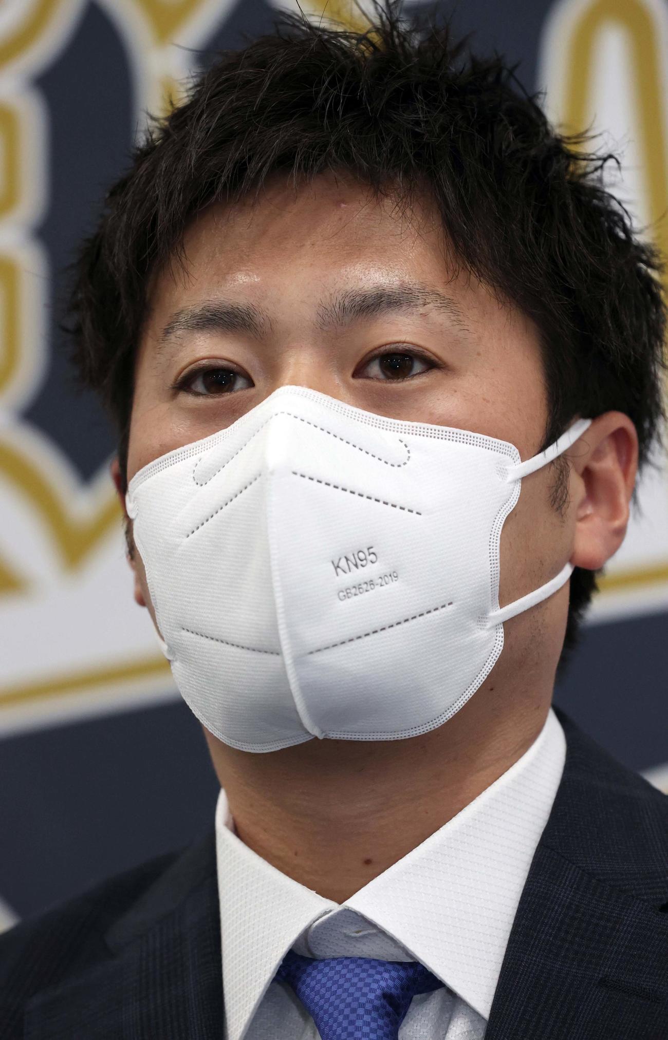 契約更改を終え、取材に応じるオリックス山田（代表取材）