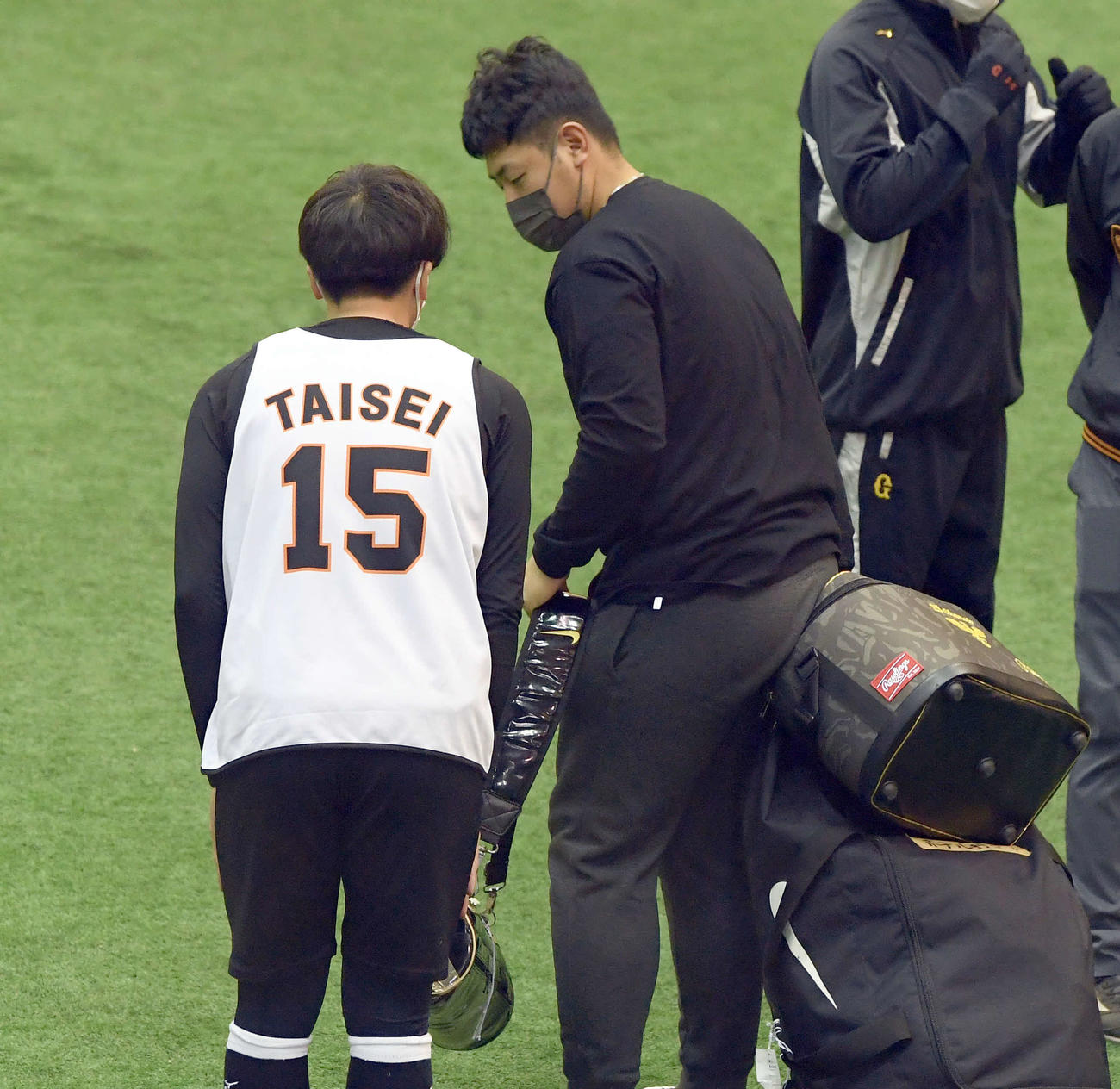 ドラフト1位の大勢からあいさつされる巨人岡本和（撮影・たえ見朱実）