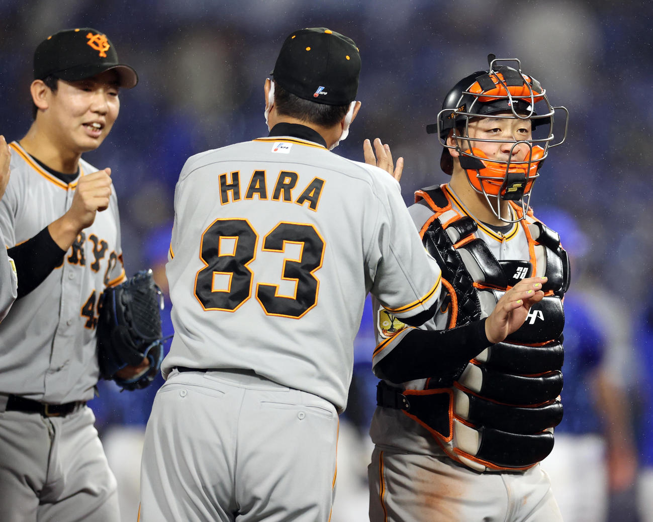DeNA対巨人　引き分けに持ち込み、原監督（手前）から労いを受ける岸田（右）。左は畠（2021年9月9日撮影）
