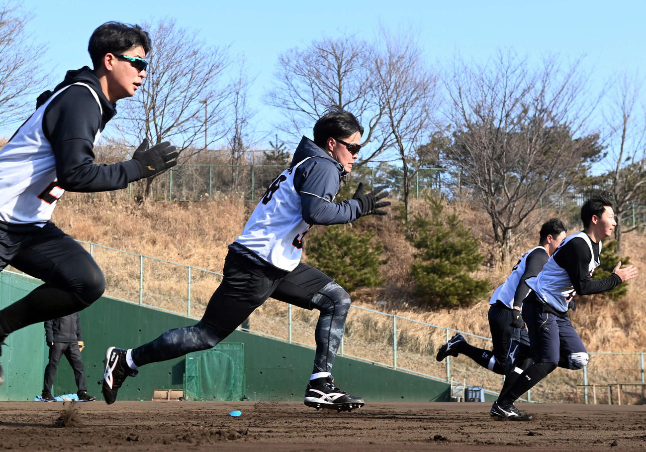 フィジカルトレーニングでダッシュを繰り返す巨人岡田（撮影・たえ見朱実）