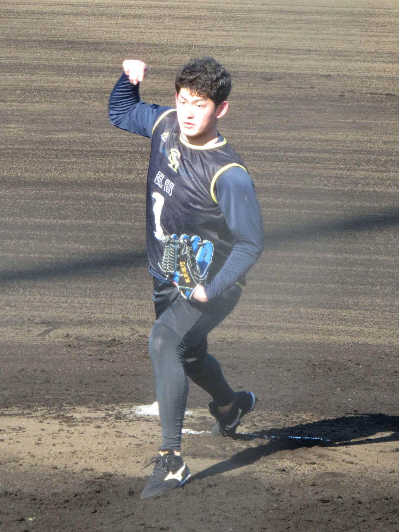 新人合同自主トレで投内連係を行うソフトバンク風間